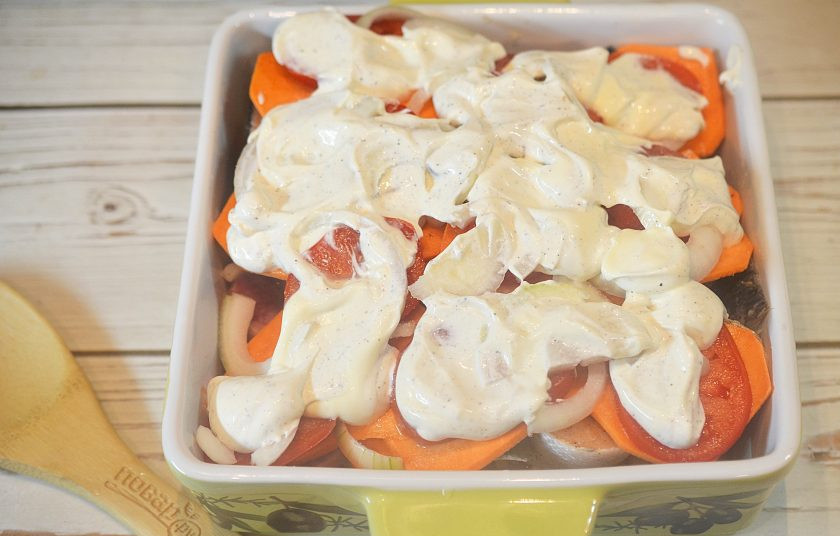 1. Этап. Лосось, запеченный с овощами: 12. Выложите следующим слоем. Запекайте в разогретой до 180 градусов духовке 30 минут.