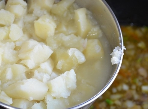 1. Этап. Грибные щи: 5. Картошку чистим и отвариваем до готовности, разминаем ее немного вилкой и добавляем в кастрюлю к остальным ингредиентам. Воду с картофеля тоже можно добавить. Моем и мелко рубим укроп, кладем его в щи, доводим до вкуса солью, и варим 5 минут при закрытой крышке. Приятного аппетита!