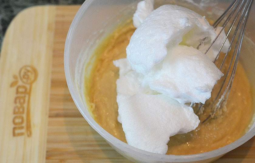 1. Этап. Американские панкейки с корицей: 5. Аккуратно вмешайте взбитые белки.