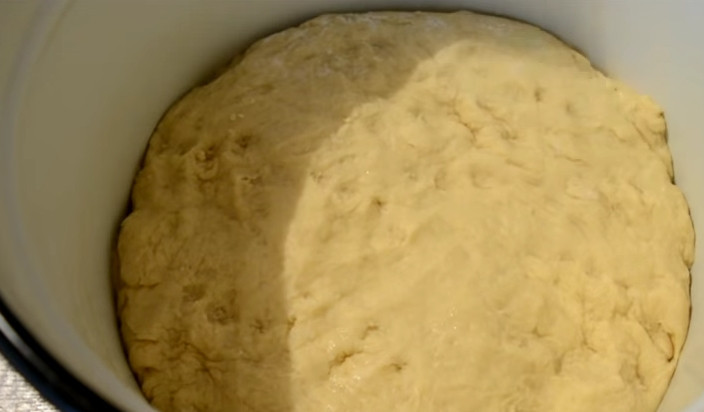 1. Этап. Самые простые куличи: 6. Переложите готовое тесто в эмалированную посуду, смазанную подсолнечным маслом, и поставьте в теплое место на 2 часа. Тесто увеличится в 7-8 раз.