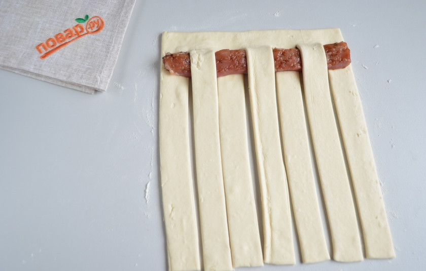 1. Этап. Мясо в тесте Шахматная доска: Накройте мясо полосочками.