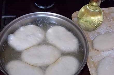 1. Этап. Пирожки с луком и яйцом на дрожжевом тесте: 10. Разогрейте растительное масло как следует. Выкладывайте пирожки, жарьте их на среднем огне.