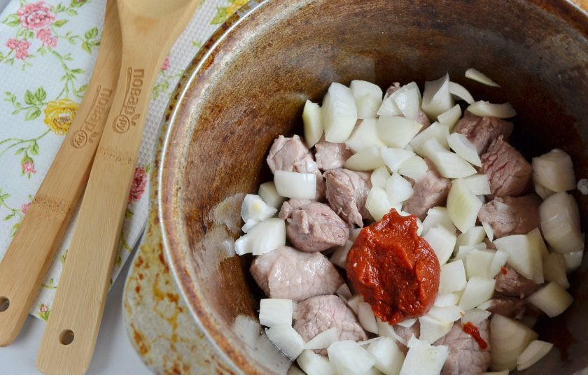 1. Этап. Шима блюдо: Раскалите хорошо масло, положите в него мясо, затем лук, томатную пасут (или помидоры 2-3 шт). Жарьте 15 минут. Потом влейте столовую ложку яблочного уксуса и стакан воды. Тушите до испарения жидкости.