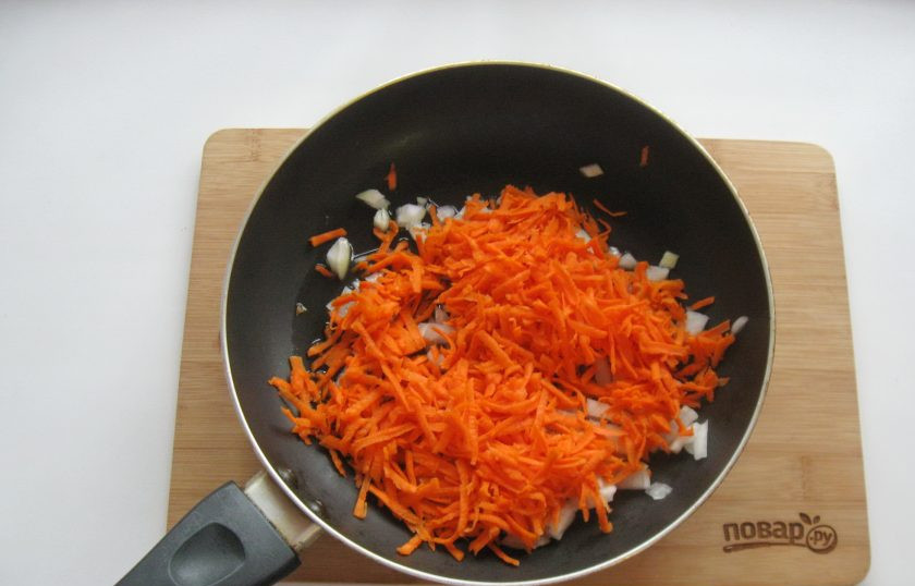 1. Этап. Икра из свеклы и моркови: Морковь очистите, помойте и натрите на терке. Добавьте к луку.