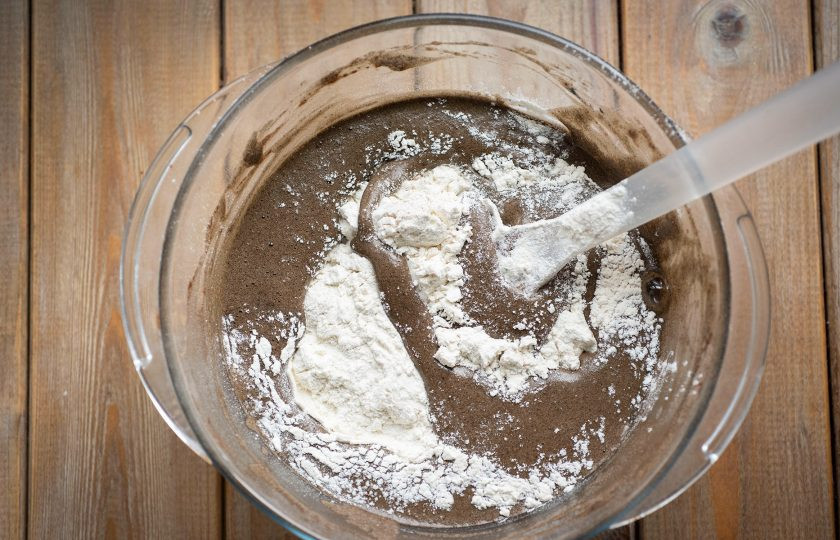 1. Этап. Шоколадный торт с кремом из маскарпоне: Просейте 100 грамм муки и вмешайте ее очень аккуратно. Воздушное, шоколадное тесто выложите в форму, предварительно выстеленную пергаментом для выпекания.