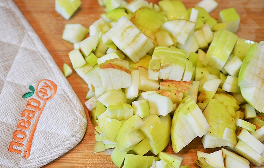 1. Этап. Карамельно-яблочный пудинг: Яблоки нарежьте кубиком.