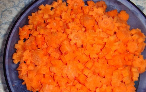 1. Этап. Морковь, тушеная с луком: Для начала чистим морковь и нарезаем ее кружочками шириной в пол сантиметра. Если есть фигурный нож, то можете использовать его и сделать вот такие симпатичные цветочки, детям они безумно нравятся.