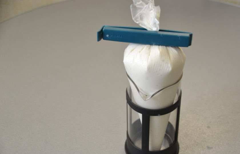 1. Этап. Хворост из жидкого теста: Перелейте тесто в кондитерский мешок.