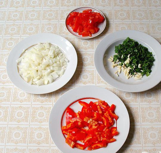 1. Этап. Сытный суп из телячьего сердца: 4. Мелко нарезаем лук, соломкой нарезаем перец, помидоры нарезаем небольшими кубиками. На растительном масле спассируем лук вместе с перцами и томатами. Когда в супе картофель будет готов, добавляем туда тушеные овощи. Затем, в самом конце, добавляем измельченную зелень и чеснок.