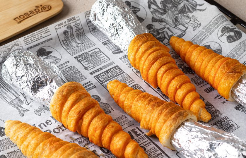 1. Этап. Слоеные трубочки Морковки: Смажьте получившейся смесью трубочки. Подсушите их еще около 10 минут в духовке на температуре 160 градусов. Затем полностью остудите.