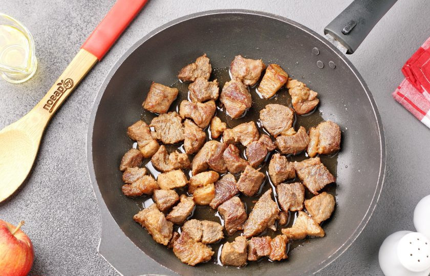 1. Этап. Мясо тушеное с капустой и яблоками: Обжарьте мясо на среднем огне до появления румяной корочки.