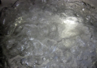 1. Этап. Суп из консервированного тунца: Доводим воду до температуры кипения.