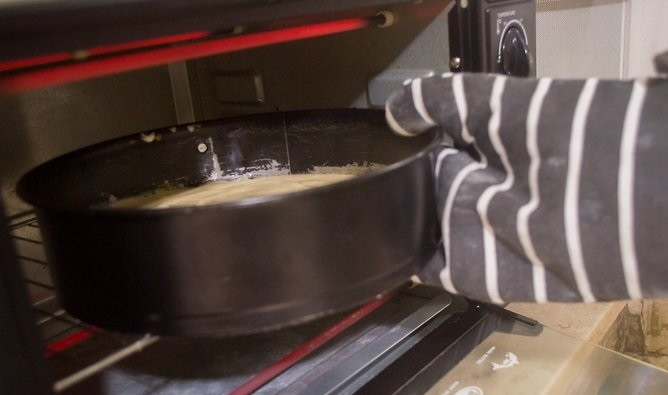 1. Этап. Очень простой и вкусный торт: 3. Выложите тесто в форму и отправьте в духовку. Запекайте 30-40 минут до румяности. Готовый корж остудите на решетке и разрежьте пополам.