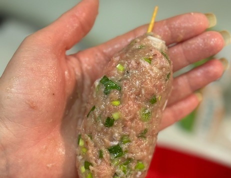 1. Этап. Кебаб в аэрогриле: На шпажке сформировать кебаб. Шпажки заранее замочить в воде для того, чтобы они не подгорели при высоких температурах