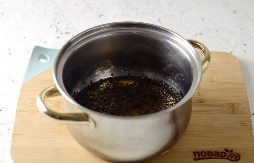1. Этап. Чай по-татарски: Вскипятите в кастрюльке воду, добавьте черный листовой чай. Снова доведите до кипения.