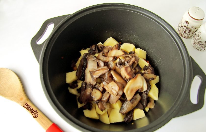 1. Этап. Рагу с краковской колбасой: Добавьте грибы (у меня замороженные).