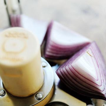 1. Этап. Утка карри по-тайски: В миску комбайна или блендера положить четвертинки лука.