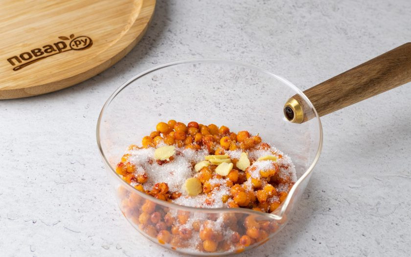 1. Этап. Облепиховый напиток с мякотью маракуйи: В сотейнике соедините облепиху, сахар и мелко нарезанный очищенный корень имбиря.