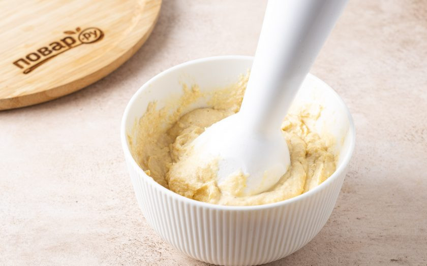 1. Этап. Пита начиненная хумусом и весенним салатом: Блендером измельчите все ингредиенты до однородности. Добавьте соль, перец и молотый кориандр по вкусу. Влейте немного (30-50 мл.) жидкости в которой варился нут или обычной воды, чтобы довести хусмус до необходимой консистенции. Еще раз пробейте блендером.