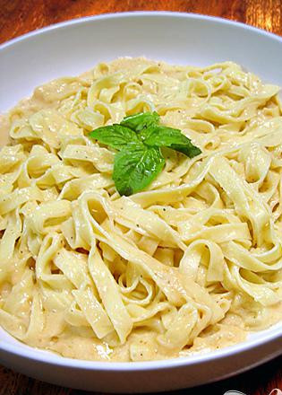 1. Этап. Феттуччини с кайенским соусом: 3. Влейте в заправку сметану и бульон, кипятите 5 минут. Снимите с огня, высыпьте в горячую массу пармезан и тщательно перемешайте. На тарелки с макаронами добавьте сверху получившийся соус и сразу же подавайте феттуччини на стол.