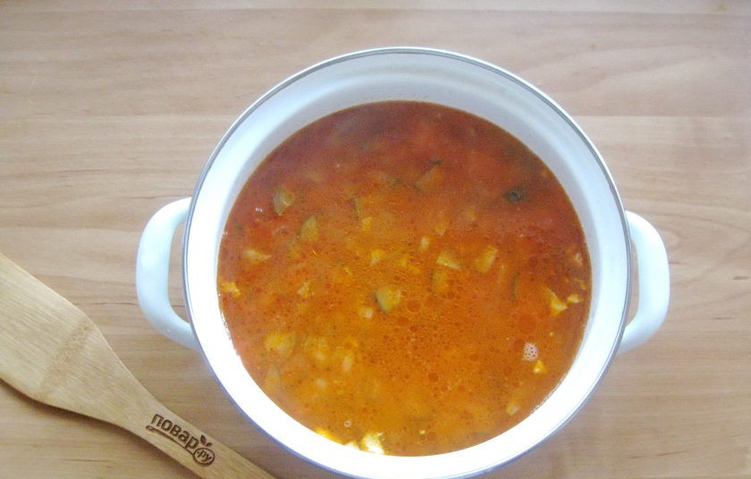 1. Этап. Солянка Советская: Добавьте лук с огурцом и томатной пастой.