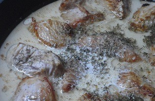 1. Этап. Яблочно-сливочный паштет из индейки: Все мясо поместите в сковороду, залейте горячими сливками, добавьте тимьян и готовьте под крышкой до готовности.