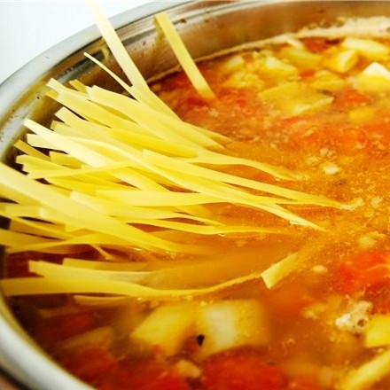 1. Этап. Суп из телячьего хвоста: Затем добавляем фрикадельки и лапшу. Перемешиваем и варим до готовности лапши.