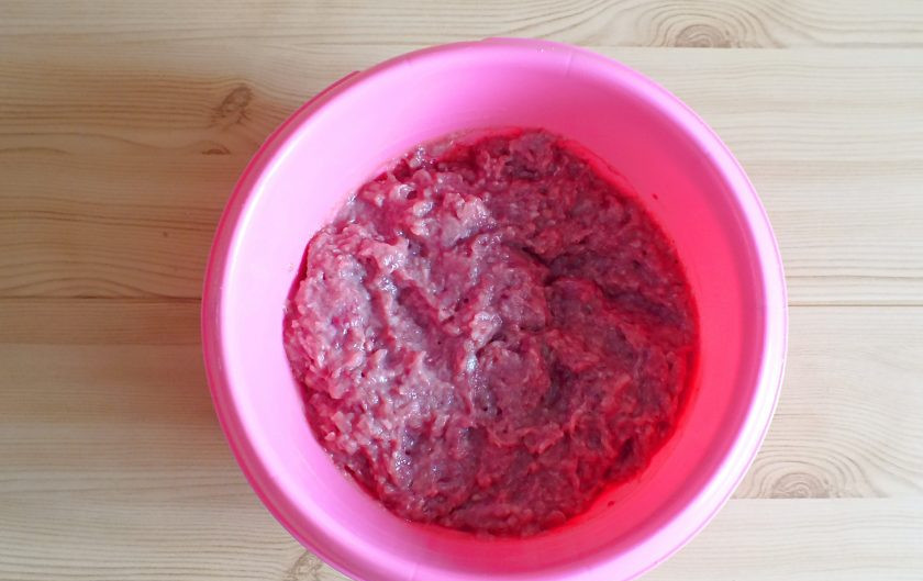 1. Этап. Котлеты Медвежьи лапы: Котлетный фарш перемешайте. Уберите в холодильник на 40 минут.