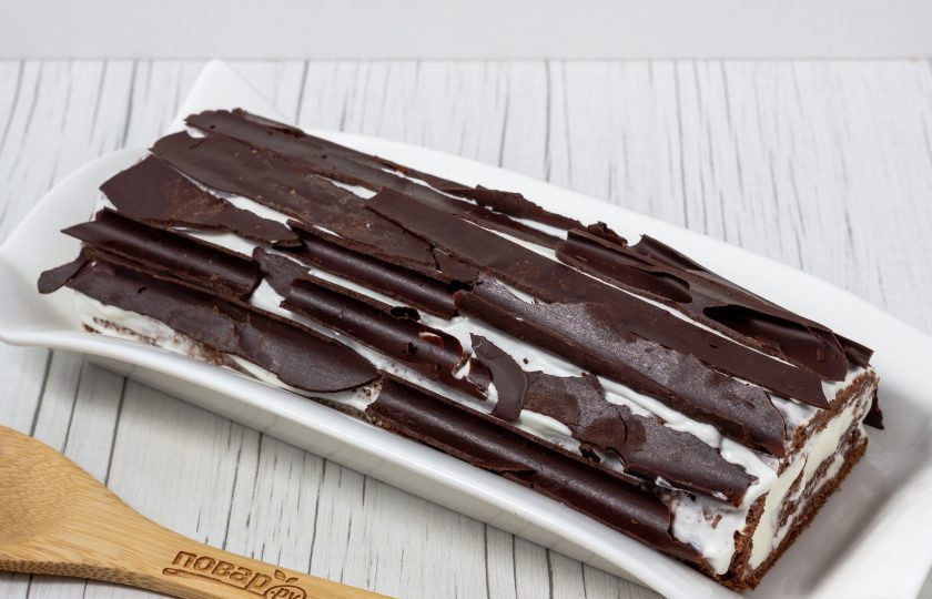 1. Этап. Шоколадный бисквитный рулет: Украсьте рулет шоколадом и уберите в холодильник на 2-3 часа.