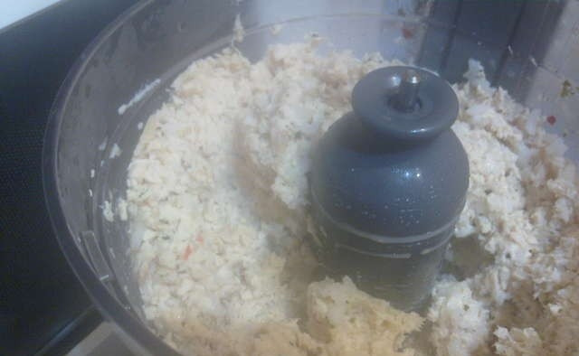 1. Этап. Котлеты Птичье молоко: 1. Филе курицы или индейки измельчаем в кухонном комбайне.