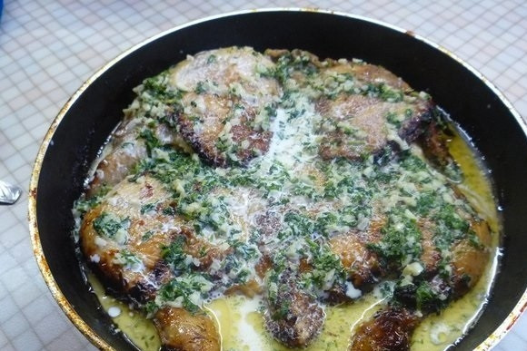 1. Этап. Курица по-грузински а ля Шкмерули: 7. Когда курочка будет почти готова, влейте соус и оставьте томиться до полной готовности на медленном огне еще минут на 15-20. Приятного аппетита!