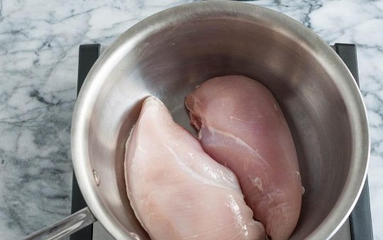 1. Этап. Идеальная отварная куриная грудка: 1. Промойте и очистите от шкуры куриные грудки. Положите куриные грудки в кастрюлю.