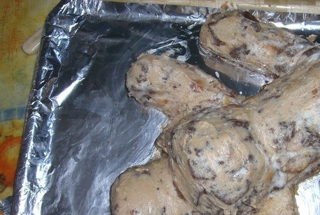 1. Этап. Бисквитный детский торт: В отдельной посуде взбейте сливочное масло, остаток сахара, сгущенку и какао-порошок. Получившейся массой обмажьте 