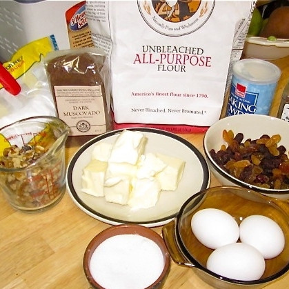 1. Этап. Кекс с изюмом и грецкими орехами: На этой фотографии - необходимые для приготовления кекса ингредиенты.