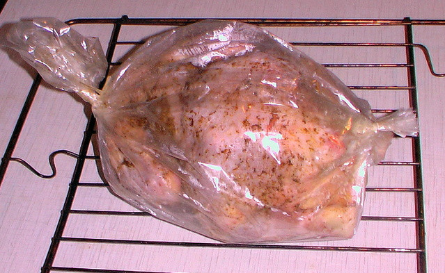 1. Этап. Курица в рукаве, фаршированная рисом: 5. Теперь курочку можно аккуратно переместить в рукав, закрепить края с двух сторон. Отправить в разогретую духовку.