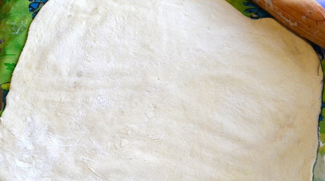 1. Этап. Итальянский пирог с клубникой: Тем временем вынимаем тесто, раскатываем его по форме для выпекания и делаем двухсантиметровый бортик. Форму выкладываем пергаментом и кладем на нее раскатанное тесто.