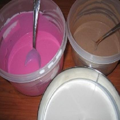 1. Этап. Полосатый творожный десерт: 1. Желатин залить холодной водой, неполный стакан. Минут через 30-40 поставить желатин на слабый огонь и мешать, пока он полностью не растворится. Остудить. Взбить творог со сметаной и добавить сахар. Добавить в творожную массу растворенный желатин, все перемешать. Разделить смесь на три части. Одну оставить белой, а две оставшиеся подкрасить красителями.