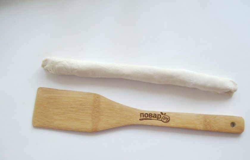 1. Этап. Греческая улитка с сыром и шпинатом: Слепите края теста, образуя колбаску.