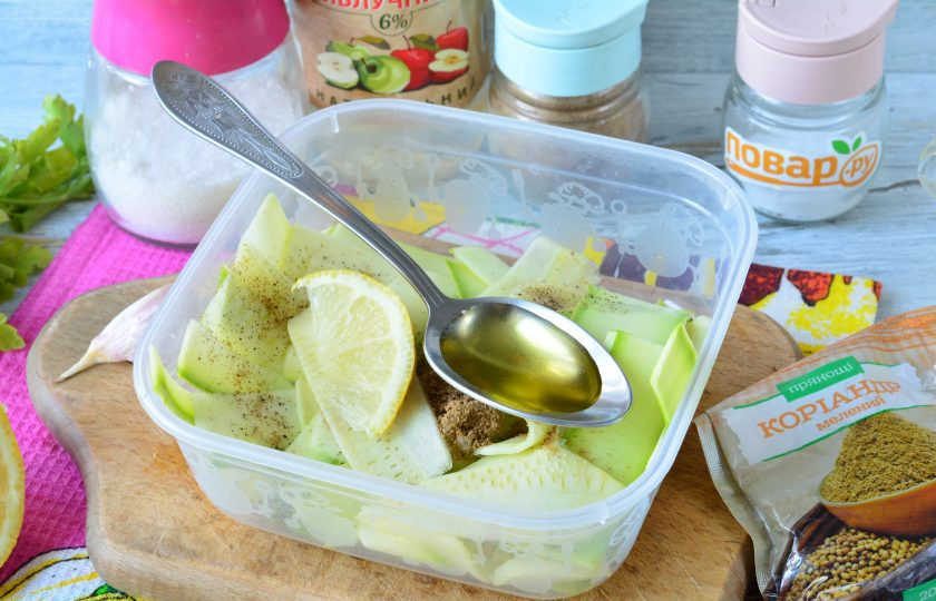 1. Этап. Маринованные кабачки за 30 минут: Влейте к кабачкам яблочный уксус, растительное масло и лимонный сок.