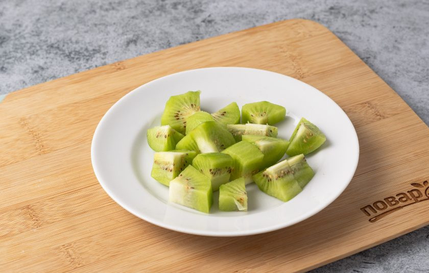 1. Этап. Смузи из киви с грушей: Киви с помощью овощечистки очистите от кожуры и нарежьте кубиками.