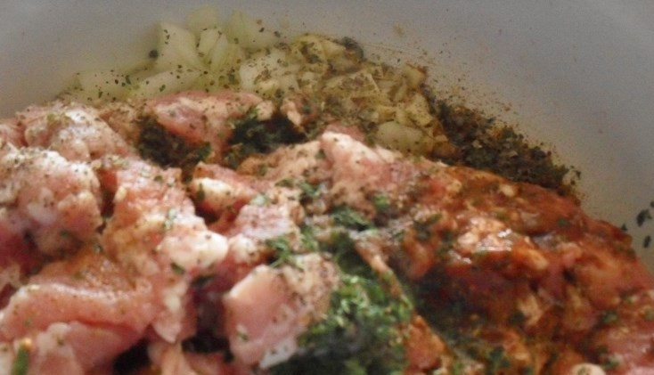 1. Этап. Домашние колбаски в духовке: Свинину пропустить через крупную решетку мясорубки. Лук мелко порезать или пропустить через мясорубку, вместе с мясом. Выдавить через пресс чеснок. Добавить соль, специи (орегано, кориандр, смесь специй для мяса). Перемешать.