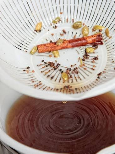 1. Этап. Халава: Сбавляем огонь и кипятим сироп еще 5-7 минут, затем процеживаем его через сито.