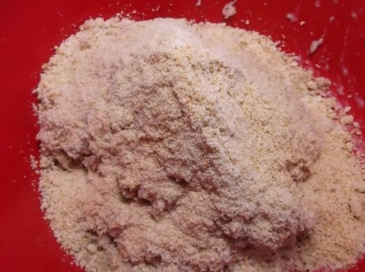 1. Этап. Тефтели из рыбы: К фаршу добавьте сухари. Перемешайте фарш.