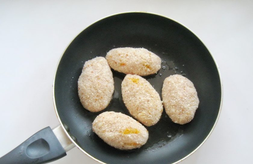 1. Этап. Куриные зразы с морковью и сыром: Выложите зразы на горячую сковороду с подсолнечным маслом.