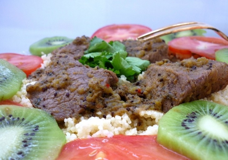 1. Этап. Мясо с киви: Украшаем готовое мясо кусочками киви и овощами по желанию. Приятного аппетита!