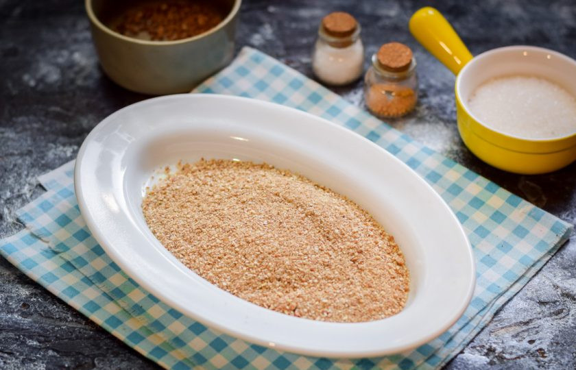 1. Этап. Гречневая каша для грудничка: Измельчите гречневую крупу в кофемолке.