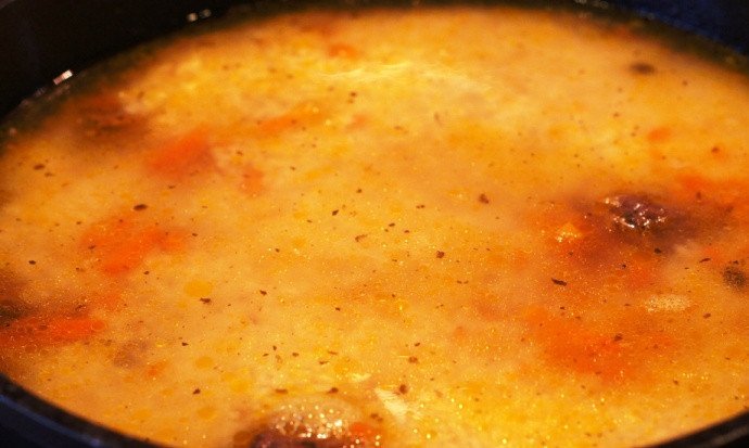 1. Этап. Плов из говядины: Залейте водой и, не перемешивая, накройте крышкой и тушите в течение получаса.