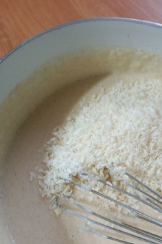 1. Этап. Конфеты А-ля Баунти: Затем в эту массу добавляем кокосовую стружку, и опять все хорошо вымешиваем