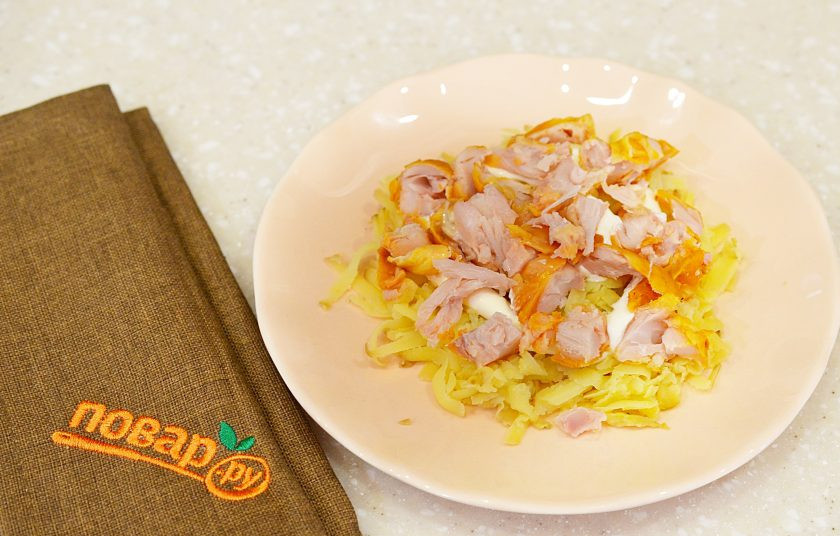 1. Этап. Новогодний салат Хрюшка: 3. Выложите следующим слоем и немного майонеза.