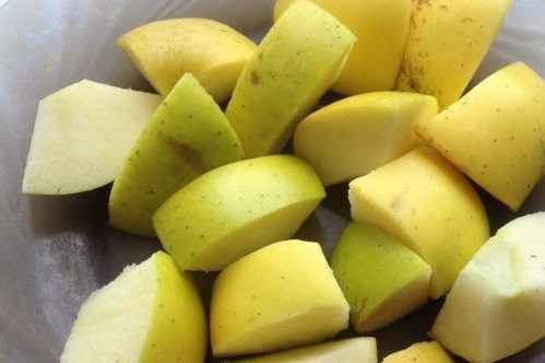 1. Этап. Индейка с яблоками в рукаве: 3. Нарежьте яблоки крупными кусочками.